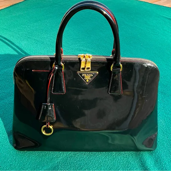 The MOST ELEGANT PRADA bag on PLANET 🌹🌹 - Image 2