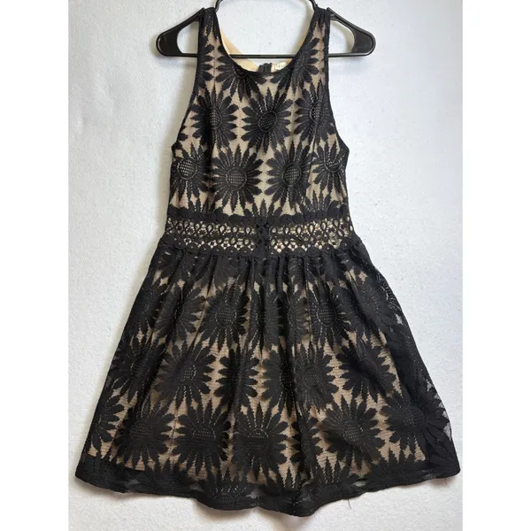Socialite Black Floral Lace Sleeveless Mini Dress Tan Lining Size L - Image 2