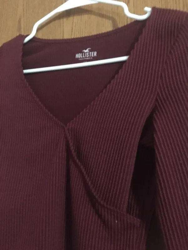 Hollister Vneck Tshirt - Image 3
