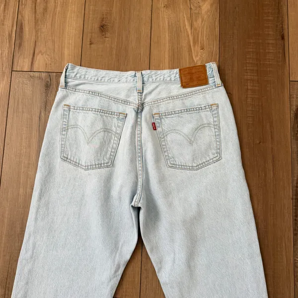Levis 501 light wash denim straight jeans - Image 3