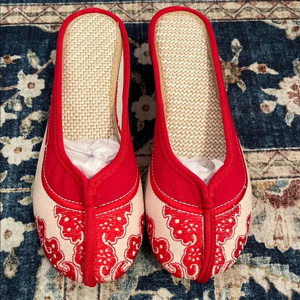 NWOT Red and Cream Embroidered Slip-On Flats - Image 4