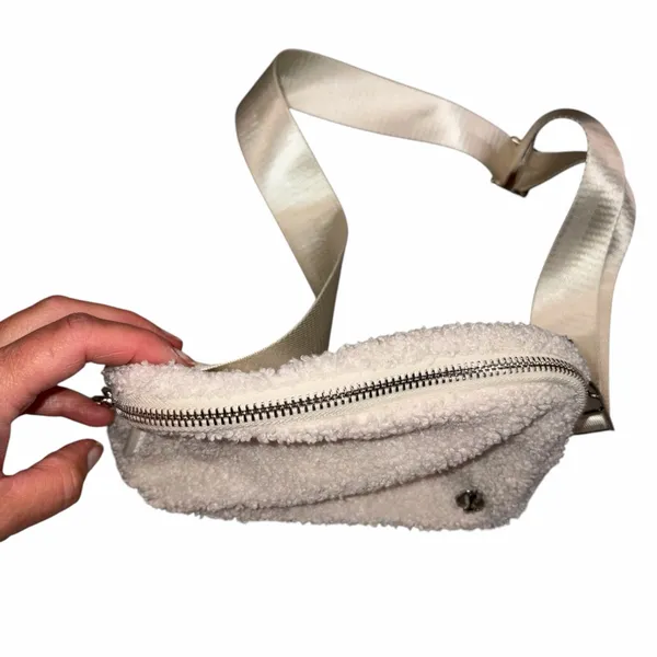 Lululemon Strawberry Ivory Plush Sherpa Fleece 1L Everywhere Belt Bag Fanny Pack Waist Pack Bag - Image 4