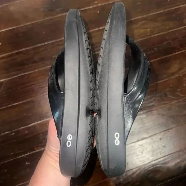 Oofos black cushioned surgery recovery black 11 flip flops - Image 4