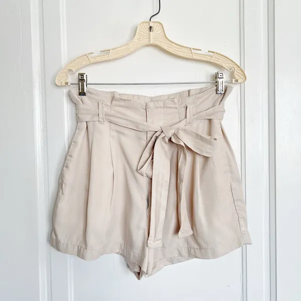 A&F • High Rise Belted Shorts paperbag tie waist beige khaki pleated - Image 2