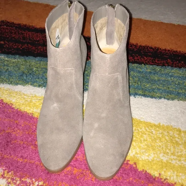 Tesori Raven Khaki Suede ankle booties size 9.5 - Image 3