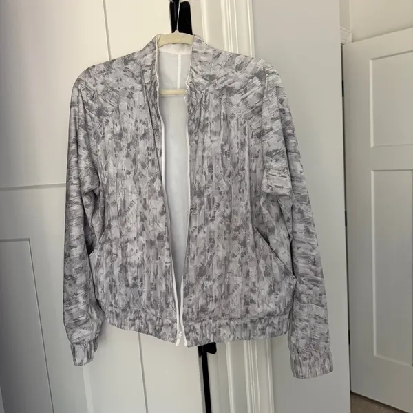 Lululemon Bombs Away‎ Jacket White City Breeze reversible zip front gray - Image 9
