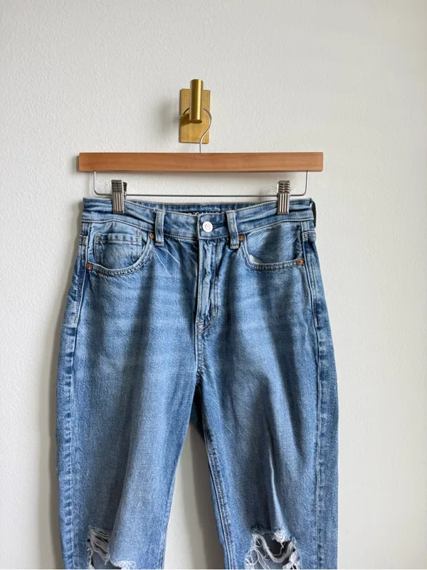 American Eagle Women's Mom Jeans Distressed Baggy Medium Wash Size 2 - Image 4