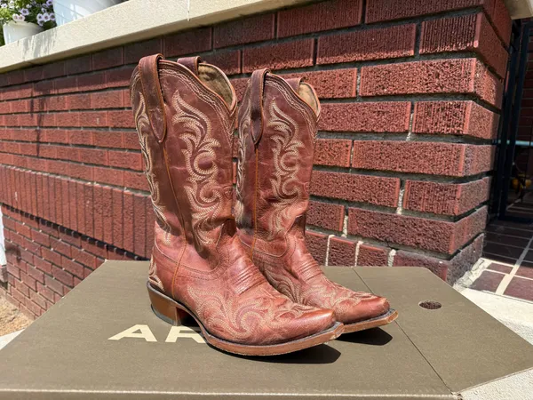 Ariat Boots Cowgirl Leather 5.5 - Image 2