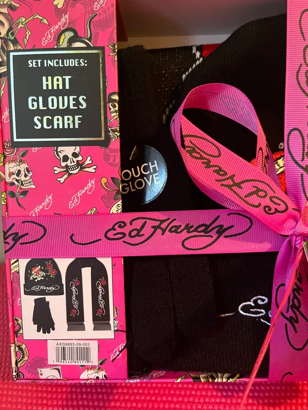 Ed Hardy Hat,Scarf And Gloves Gift Set - Image 3