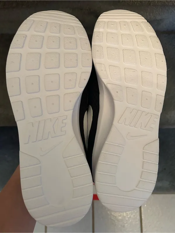 NEW Nike Women’s Tanjun Sneakers - Image 4