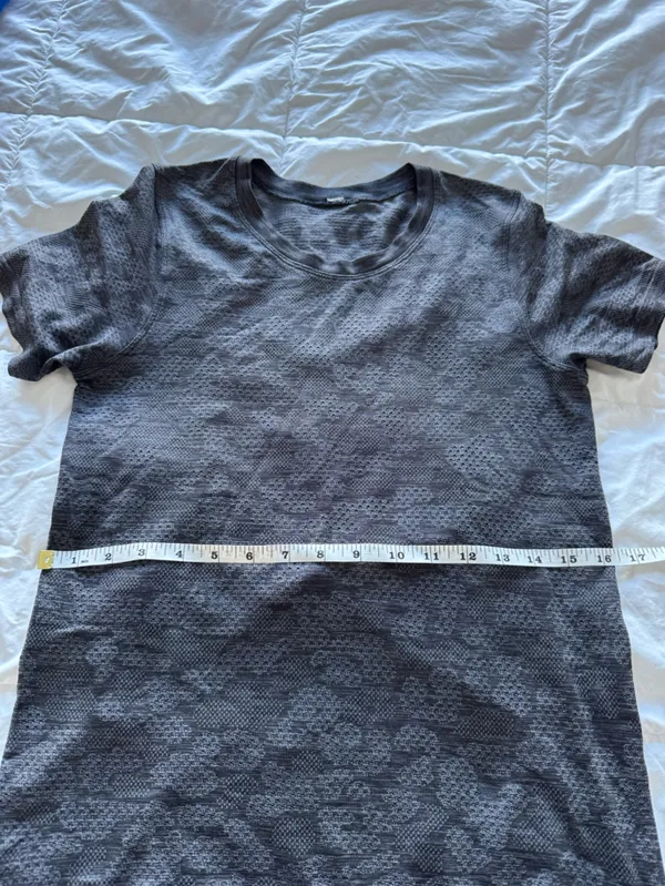 Lululemon athletica women’s breeze by polar spots titanium/black short sleeve - Image 9