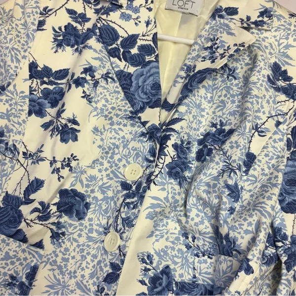 Ann Taylor Loft Blue and White Floral Jacket Size Medium - Image 3