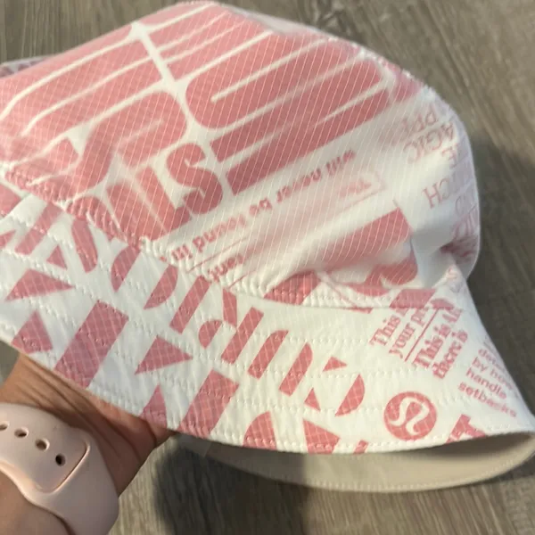 Lululemon NWT S/M Both Ways Reversible Bucket Hat in Manifesto Print &‎ Bone - Image 13