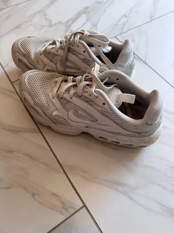 Nike Air Shoes. White size 8.5 - Image 4