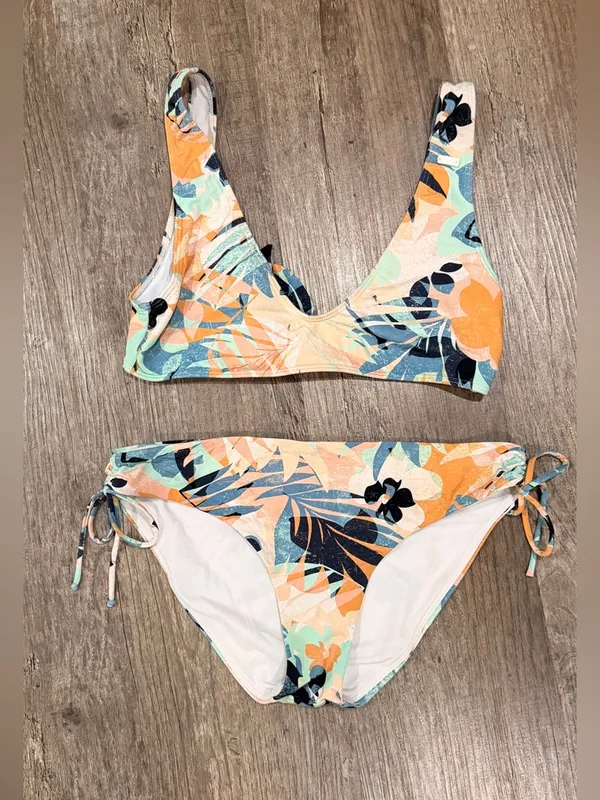 Roxy Floral Bikini Bottoms in Peach, Mint & Navy - Image 2