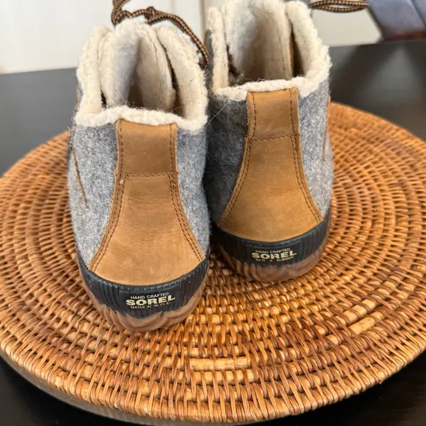 Sorel Gray and Tan Waterproof Boots-‎ insoles missing - Image 3