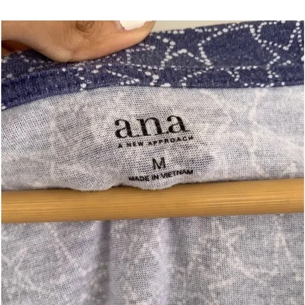 a.n.a Star Print V-Neck T-Shirt Size Medium Purple Short Sleeve Celestial‎ Top - Image 4