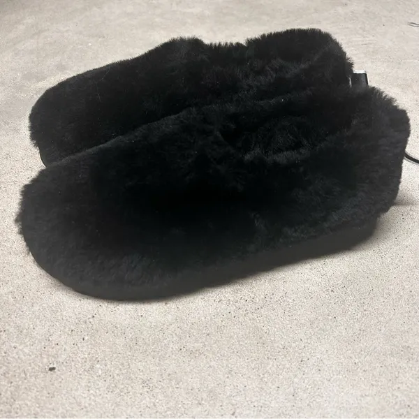 UGG Classic Cozy Bootie Black Sheepskin Slipper Boot Booties Women’s Size 6 - Image 5