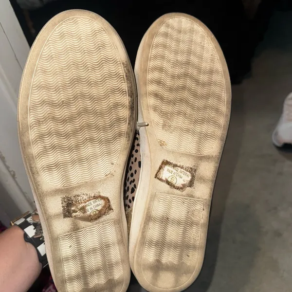 Stylish Gold and Black Women's Sneakers - Image 2