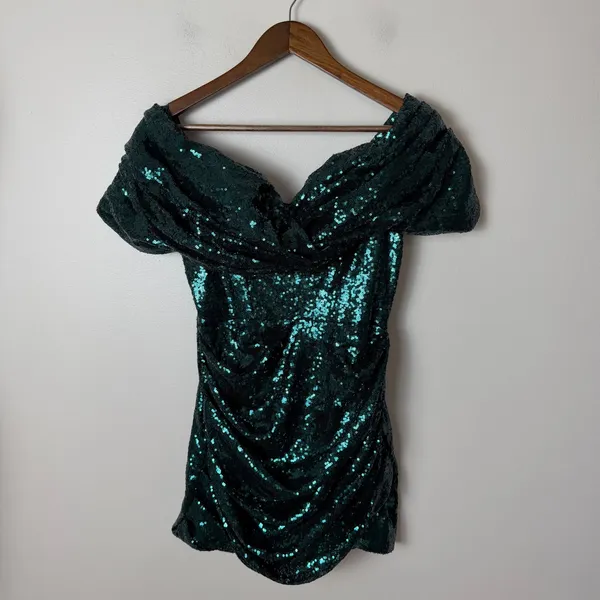 Ellae Lisque I'm the Gift Emerald‎ Green Off Shoulder Sequin Mini Dress Medium - Image 3