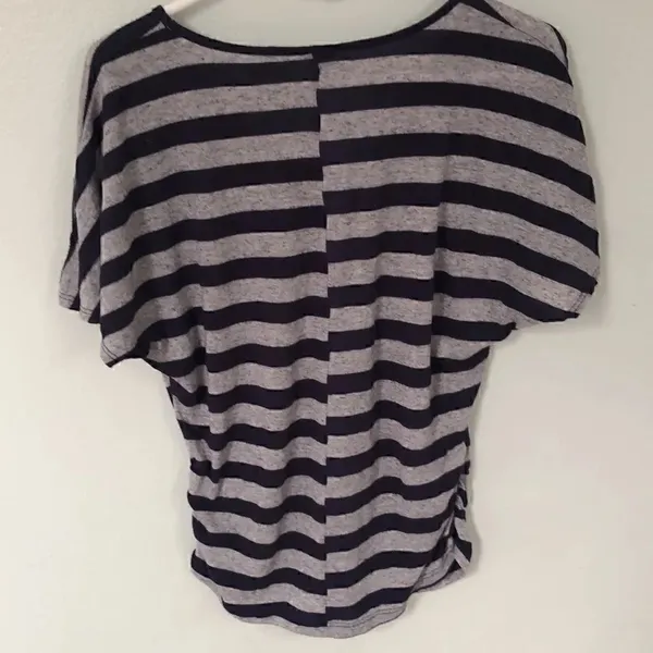 Molly Maxi Vneck striped short sleeve shirt. Size Medium. - Image 4