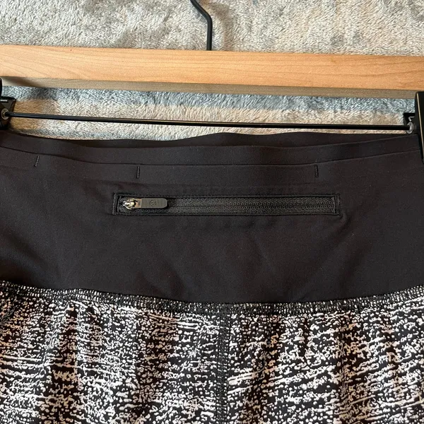 Lululemon Pace Perfect‎ Short (3") Air Time White Black Size 10 - Image 4