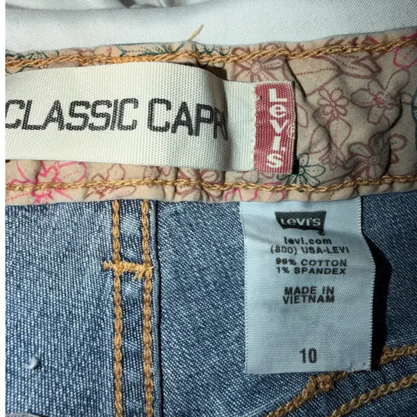 Levis Classic Capri Jeans Womens 10 Medium Wash Blue Cropped Side Slit - Image 4