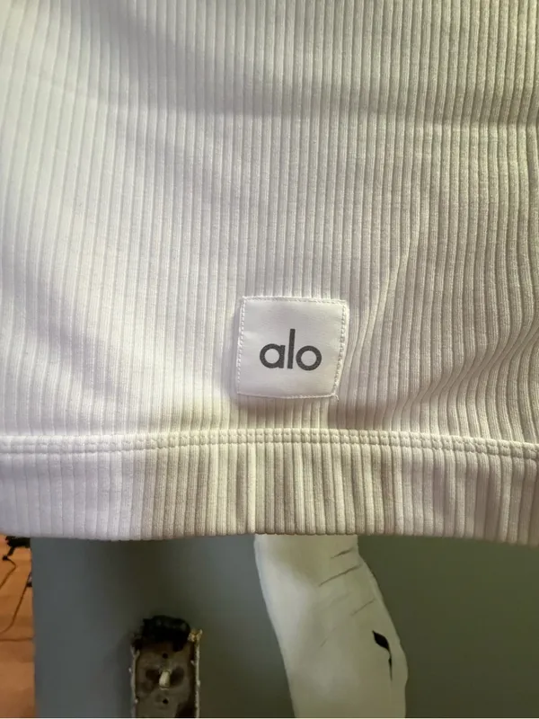 ALO Yoga White Ribbed Scoop-Neck Button Front Crop Top - Image 4