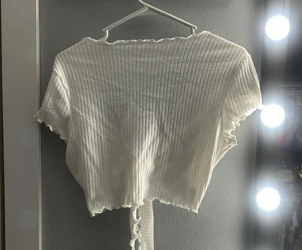 White tie front scalloped detail crop top - Image 2