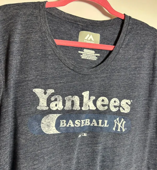 Majestic Women’s 2XL Yankees t shirt - Image 4