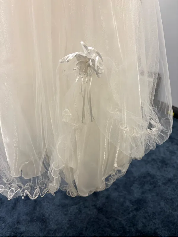 Ivory Lace Tulle Bridal Gown with Puff Sleeves - Image 4