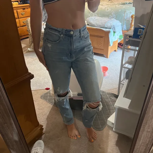 Light Wash Ripped American Eagle Mom Jeans size 6 - Image 9