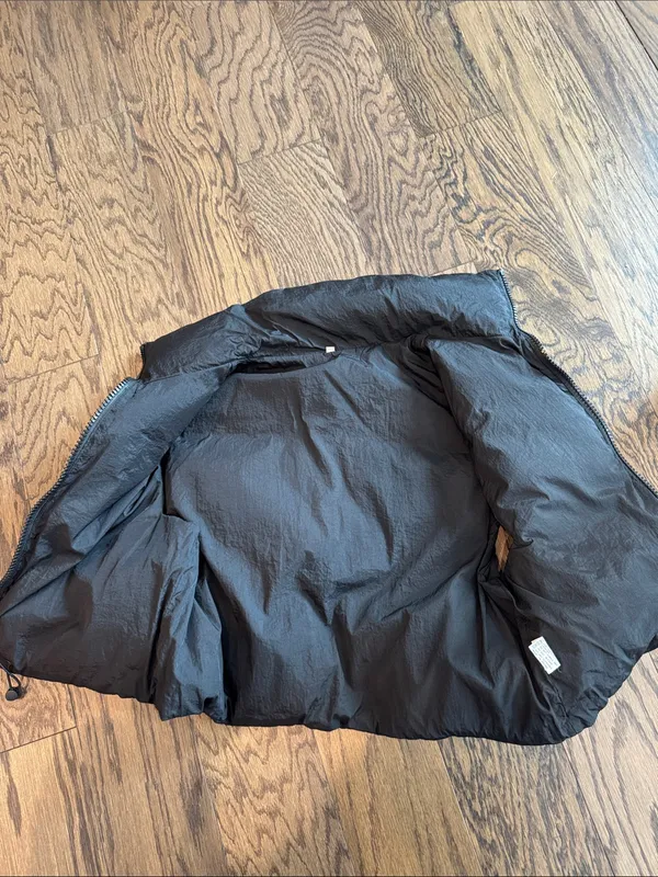 Amazon Women’s Black Puffer Vest Jacket  size small - Image 4