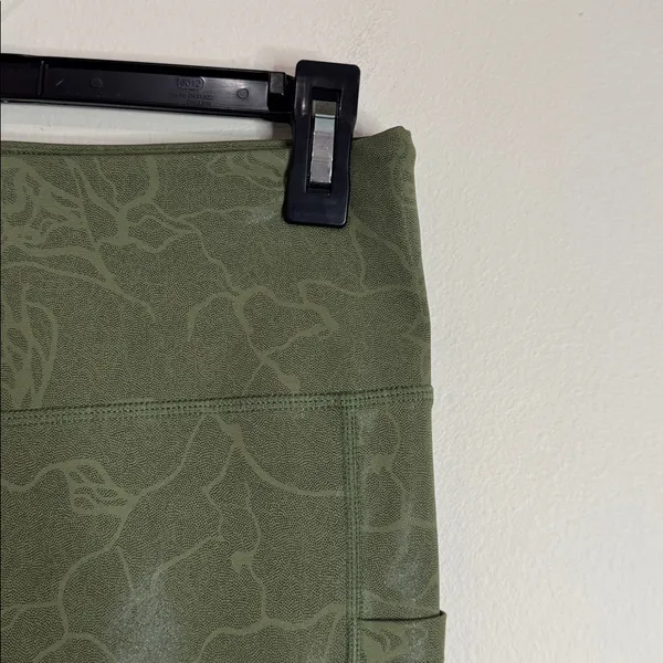 Zyia Active Light n Tight Olive Maze Green High Waist Crop Leggings size 8-10 - Image 5