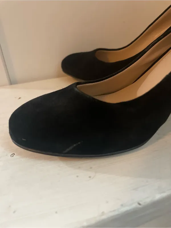 Vince Camuto Classic Black Suede Women's Pump - Elegant Mid Heel - Image 5
