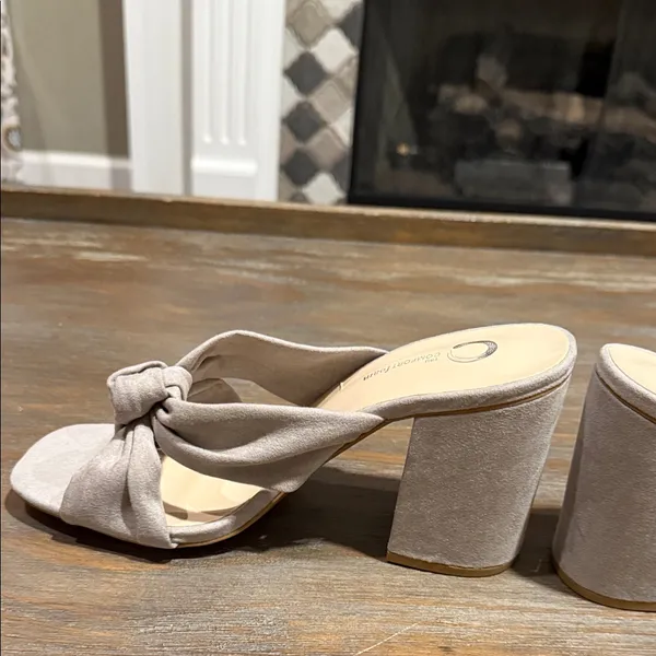Journee Collection Tabithea Grey Block Heel Sandals Square Toe‎ Size 9 NIB - Image 6