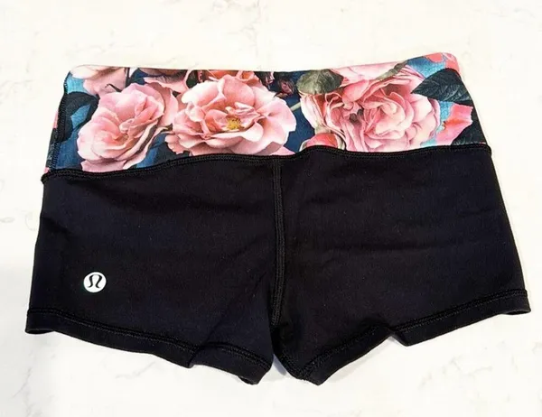 Lululemon Booty Short pink black floral sweat wicking breathable size 2 athletic - Image 6