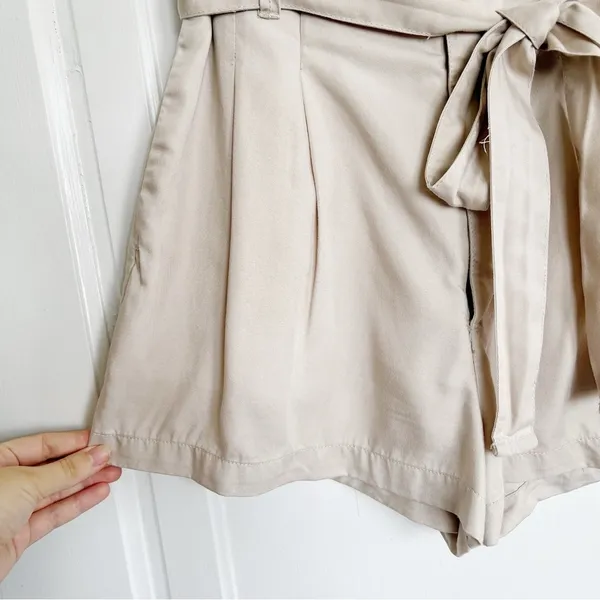 A&F • High Rise Belted Shorts paperbag tie waist beige khaki pleated - Image 7