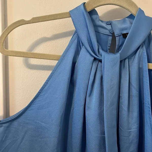Ann Taylor satin sleeveless blouse in blue in size Medium - Image 2