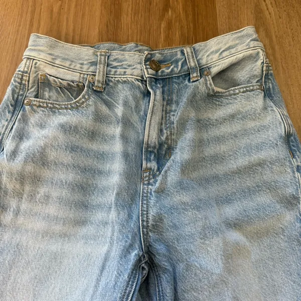 American Eagle Light Wash Distressed Jeans - Image 3