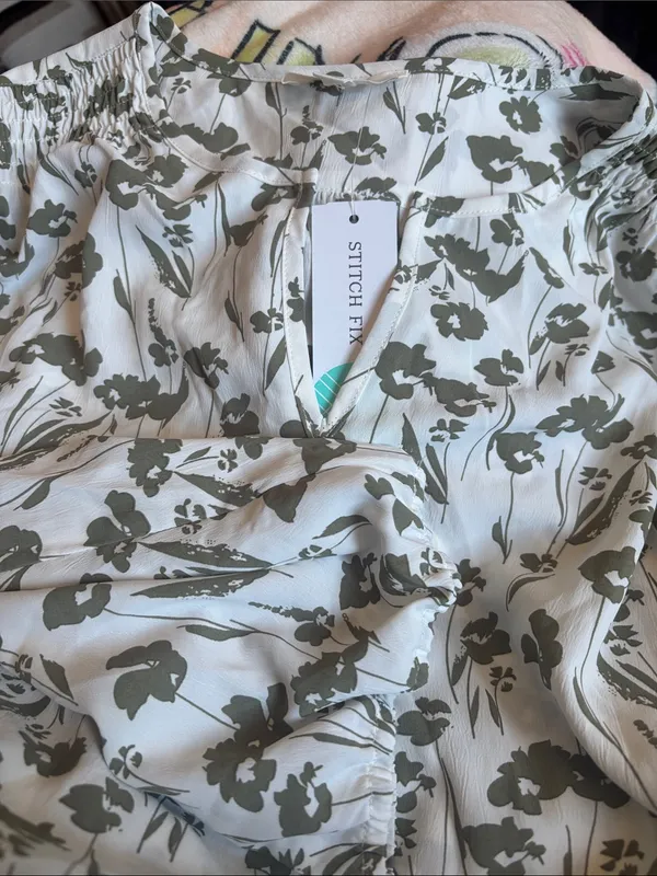 Monday Fun Kinny Split Neck Smocked Shoulder Blouse Green Size 2X - Image 4