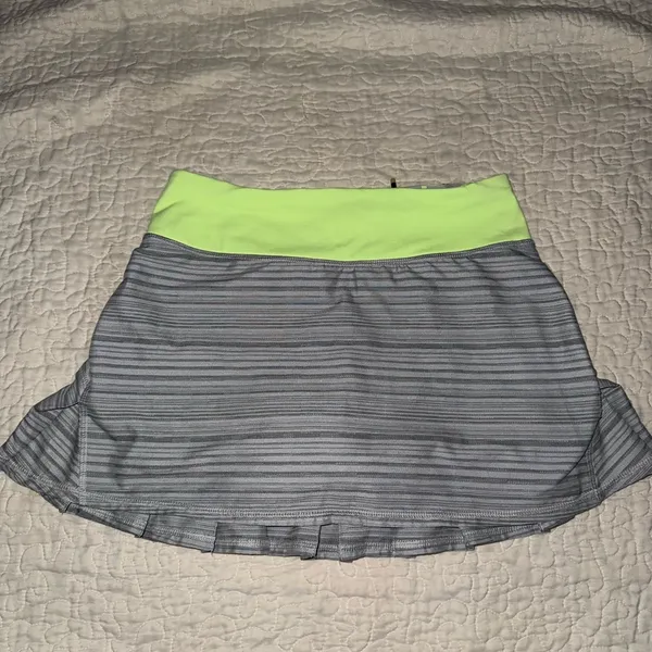 RARE VINTAGE Lululemon Pace Setter Pleated Skirt‎ Wee Are From Space Size 2 - Image 2