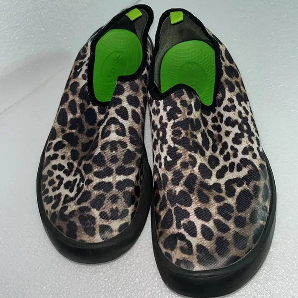 Oofos leopard print slip on recovery shoes size 7 1/2 - Image 2