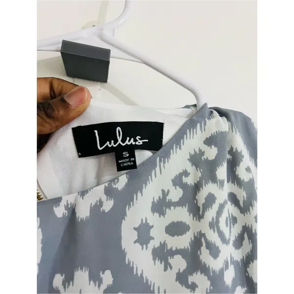Lulus NWT Small Grey Ivory Geometric Slate Print Shift Dress Old Money Chic - Image 3