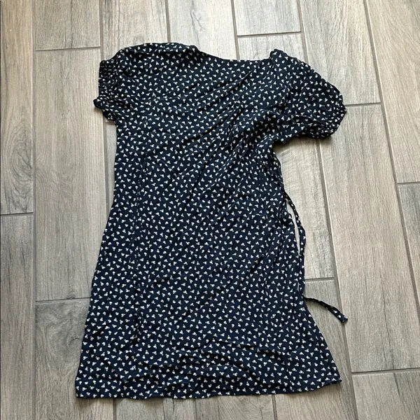 Brandy Melville Dark Blue Patterned Top - Image 5