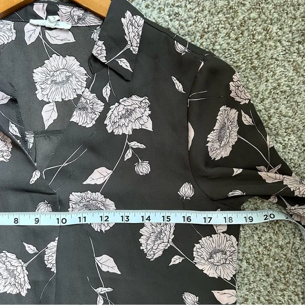 🦋 Maurices Grey Pink Floral V-Neck Long Sleeve Blouse Small - Image 7