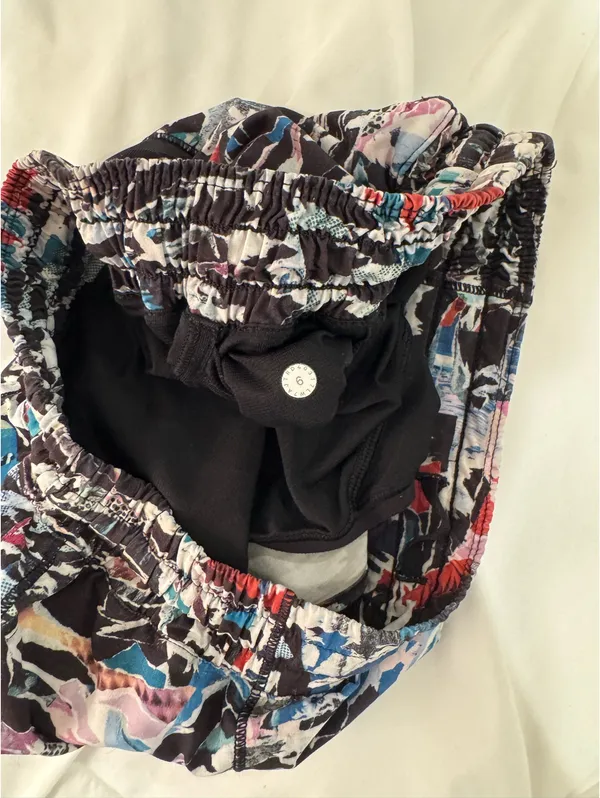 Lululemon Shorts Hotty Hot 2.5" - Image 4