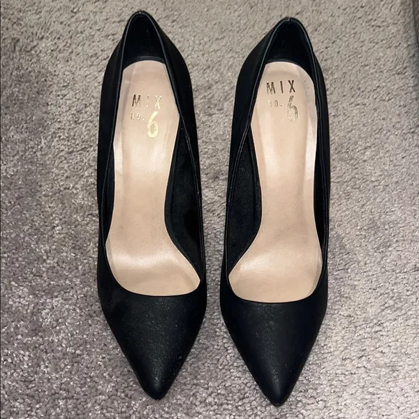 Classic Black Women's Heels Size 9 - Image 2