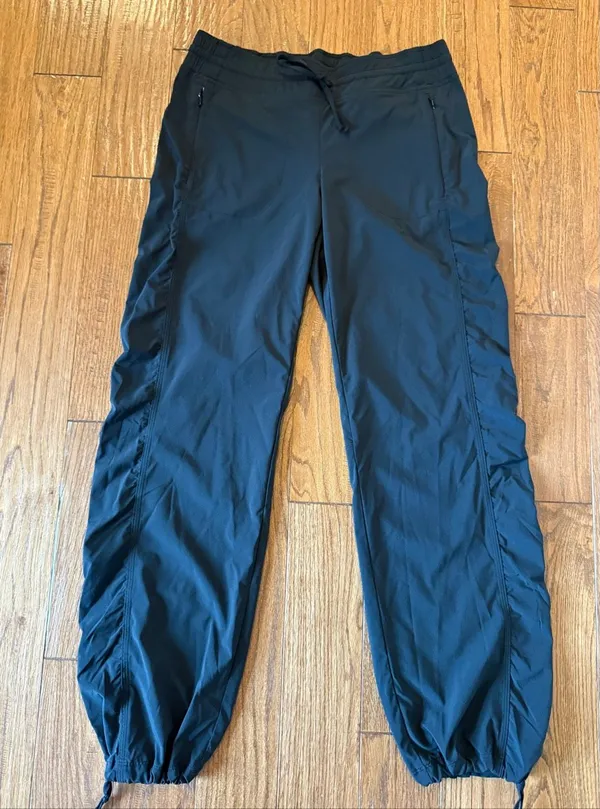 Athleta la viva ruched black jogger pant size 10 - Image 4