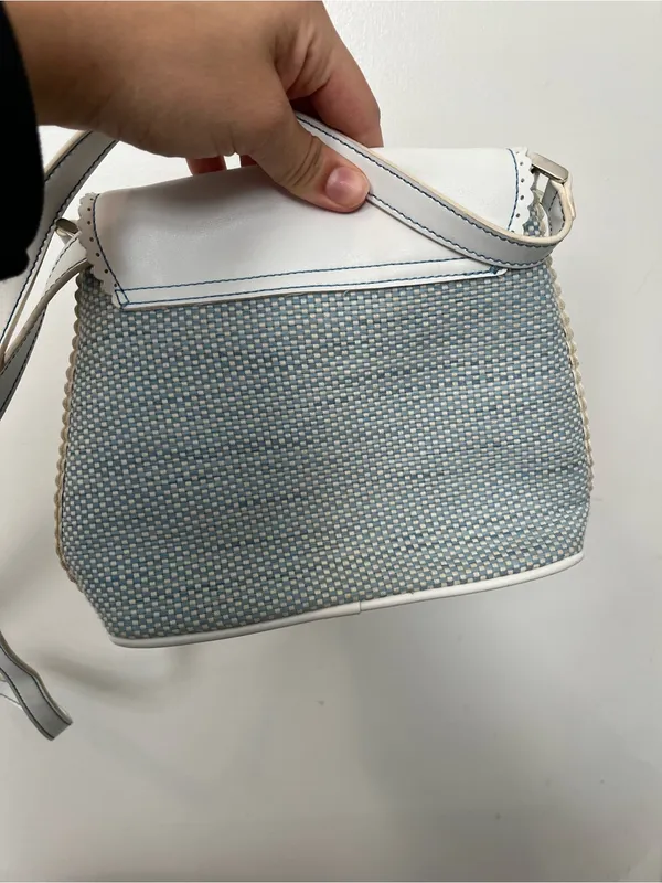 Liz Claiborne White and Light Blue woven Scalloped Crossbody Bag USED - Image 9